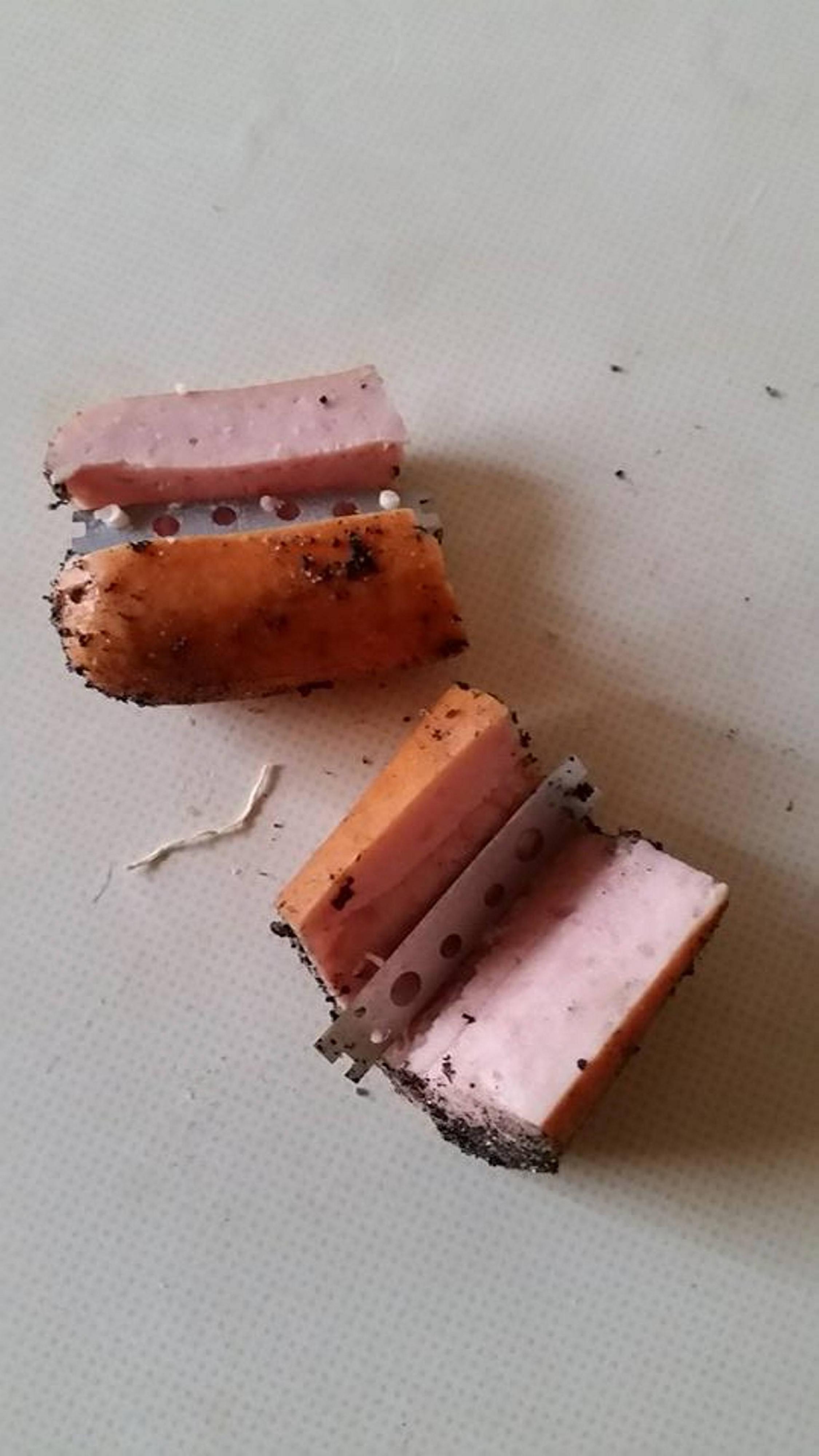 Wurststücke mit Rasierklinge.