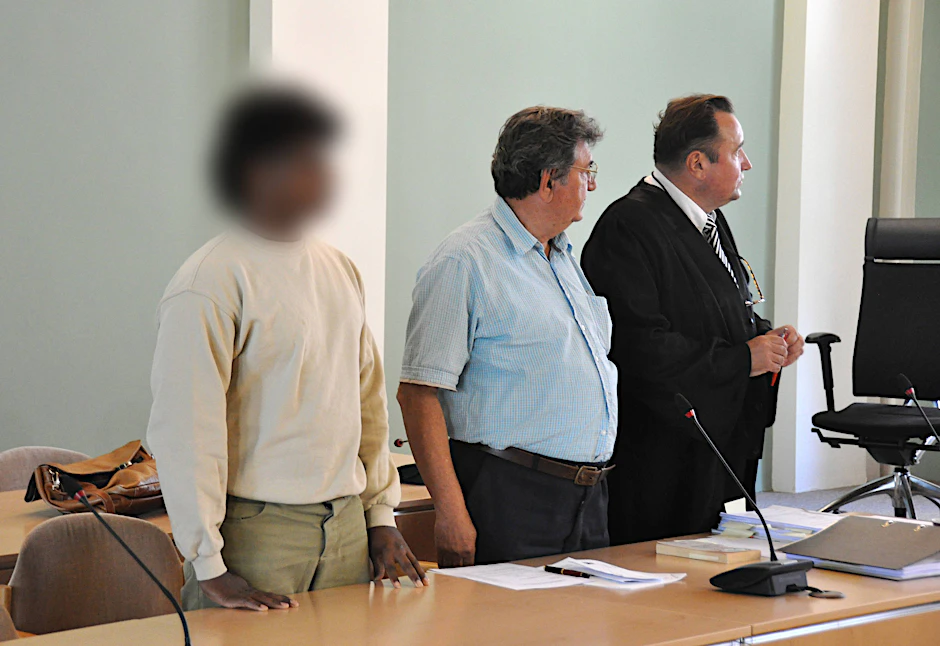 Der Angeklagte (l.) gestand die Hantelattacke vor dem Landgericht in Cottbus.