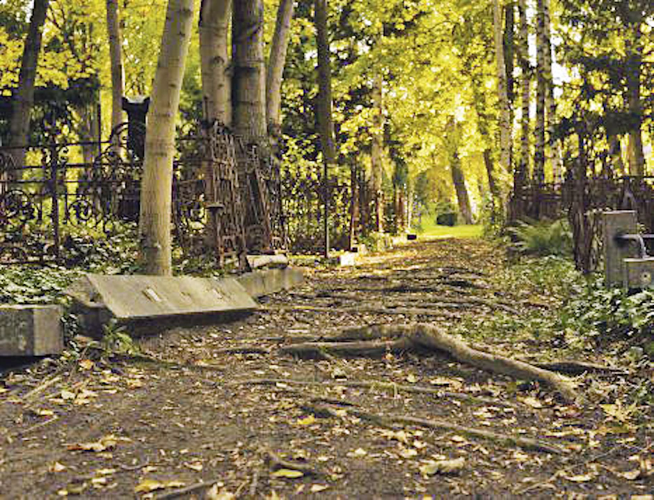 Der Exhibitionist schockte die Frau, als sie an einem Friedhof vorbeilief. 