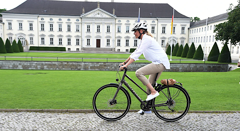 Wehmütig radelte Bettina Wulff am Schloss Bellevue vorbei.