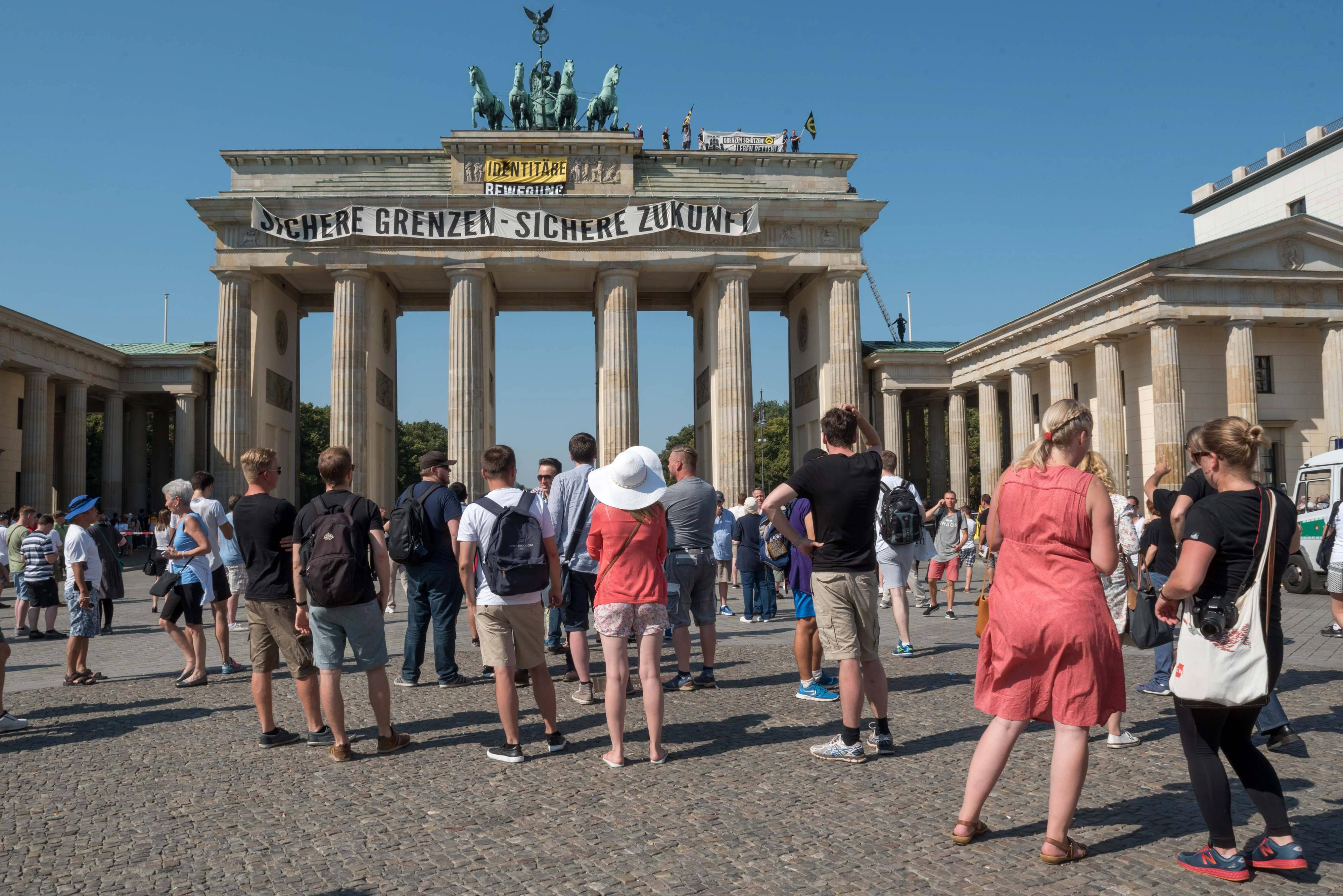 Image - Brauner Mob schändet Brandenburger Tor in Berlin: Der Aufstieg der rechten Vollpfosten der „Identitäre Bewegung“