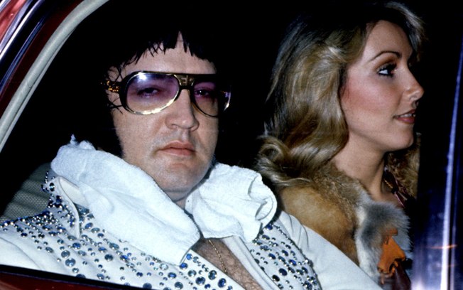Linda Thompson sitzt neben Elvis Presley. Fünf Jahre waren sie ein Liebes-Paar.