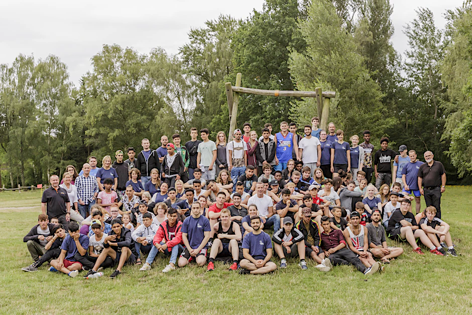 Alle posieren stolz für das Gruppenbild mit Champion Henry Maske.
