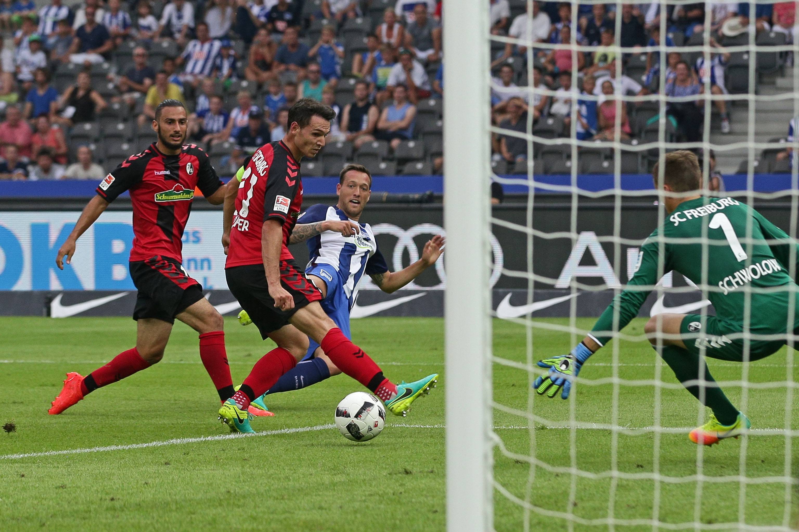Julian Schieber schaut seinem Schuss hinterher. Mit der Innenseite hat der Herthaner die Kugel auf den Weg zum 2:1 gegen Freiburg gebracht. SC-Keeper Schwoloch ist gleich machtlos.