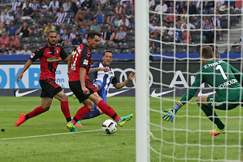 Julian Schieber schaut seinem Schuss hinterher. Mit der Innenseite hat der Herthaner die Kugel auf den Weg zum 2:1 gegen Freiburg gebracht. SC-Keeper Schwoloch ist gleich machtlos.