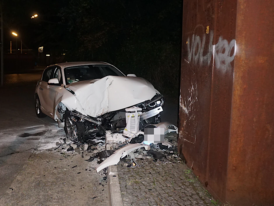 BMW gegen Eisenwand - konnte nicht gutgehen