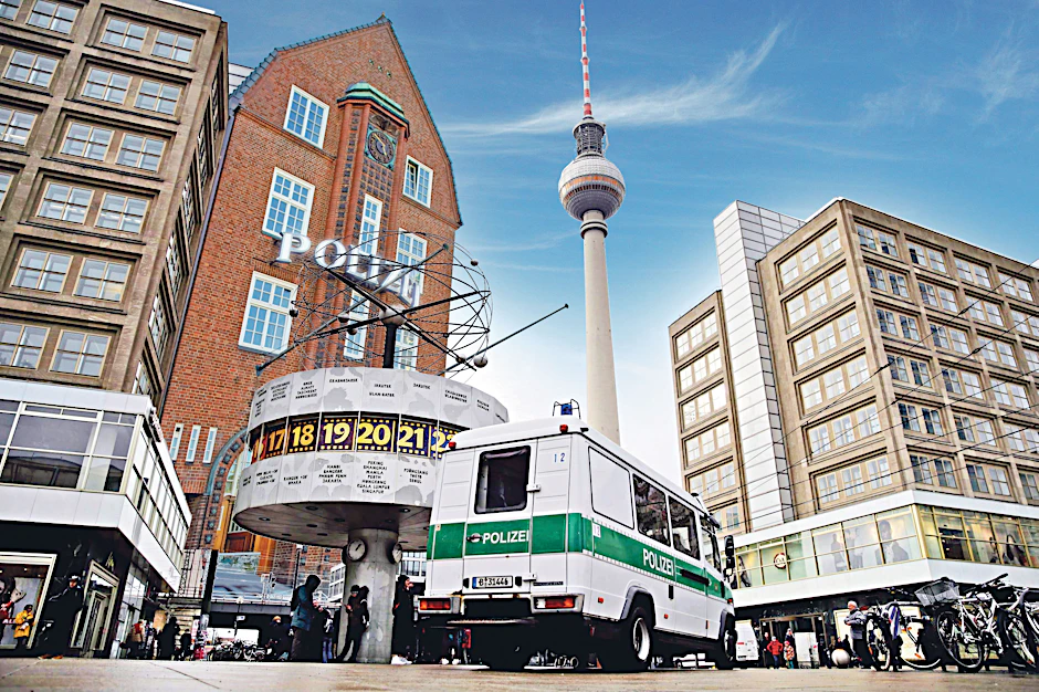 Von der sündigen Reeperbahn an den Alex: Die Hamburger Davidwache soll eine Berliner „Schwester“ bekommen. Wir zeigen das mal als Fotomontage.