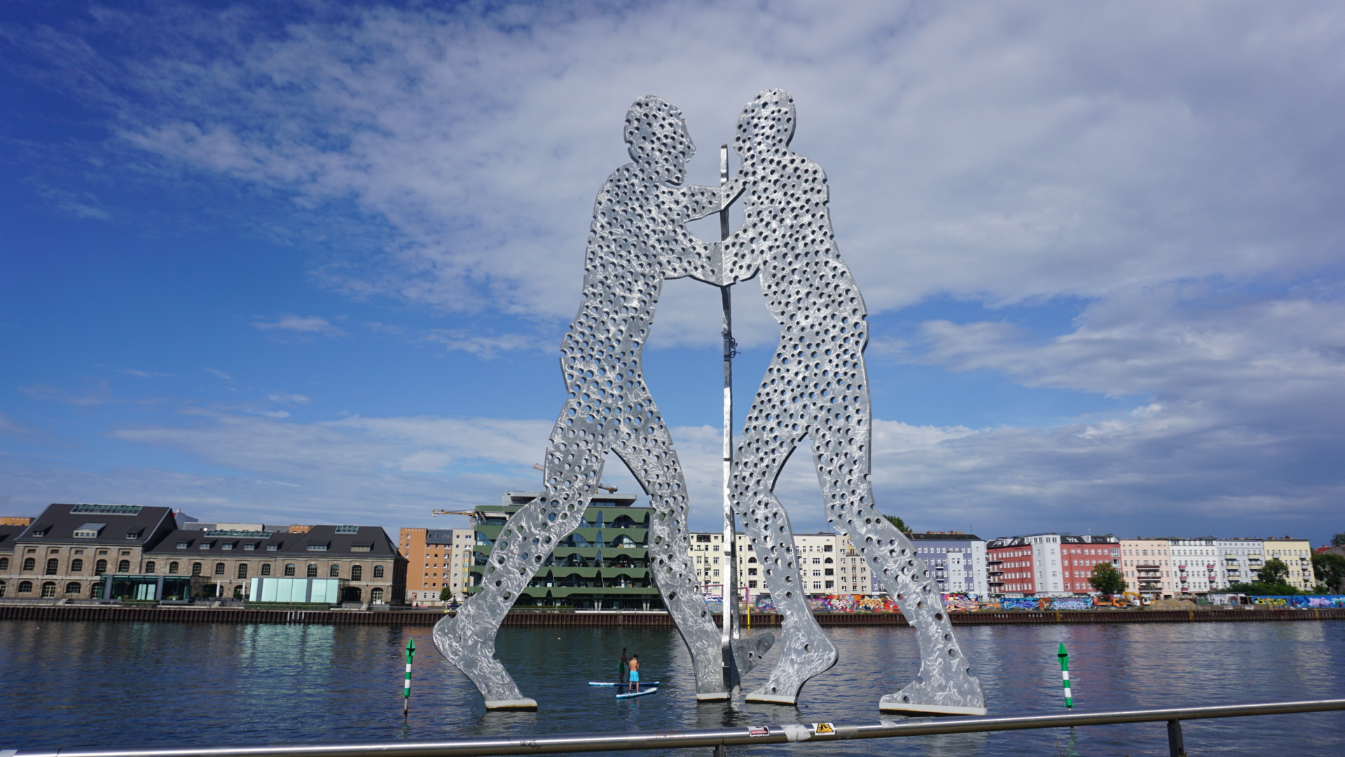 Ein Fahrrad hängt am Molecule Man in Berlin-Treptow.