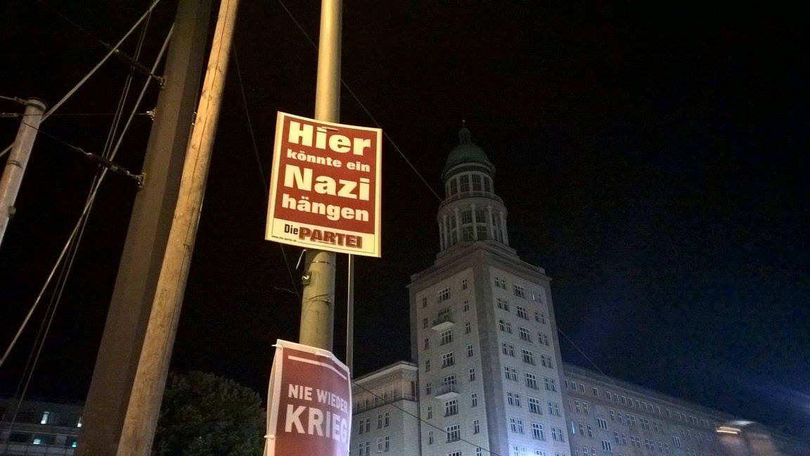 Grobe Satire von „DiePartei“: Eine Parole, die mit einer Doppeldeutigkeit spielt.  