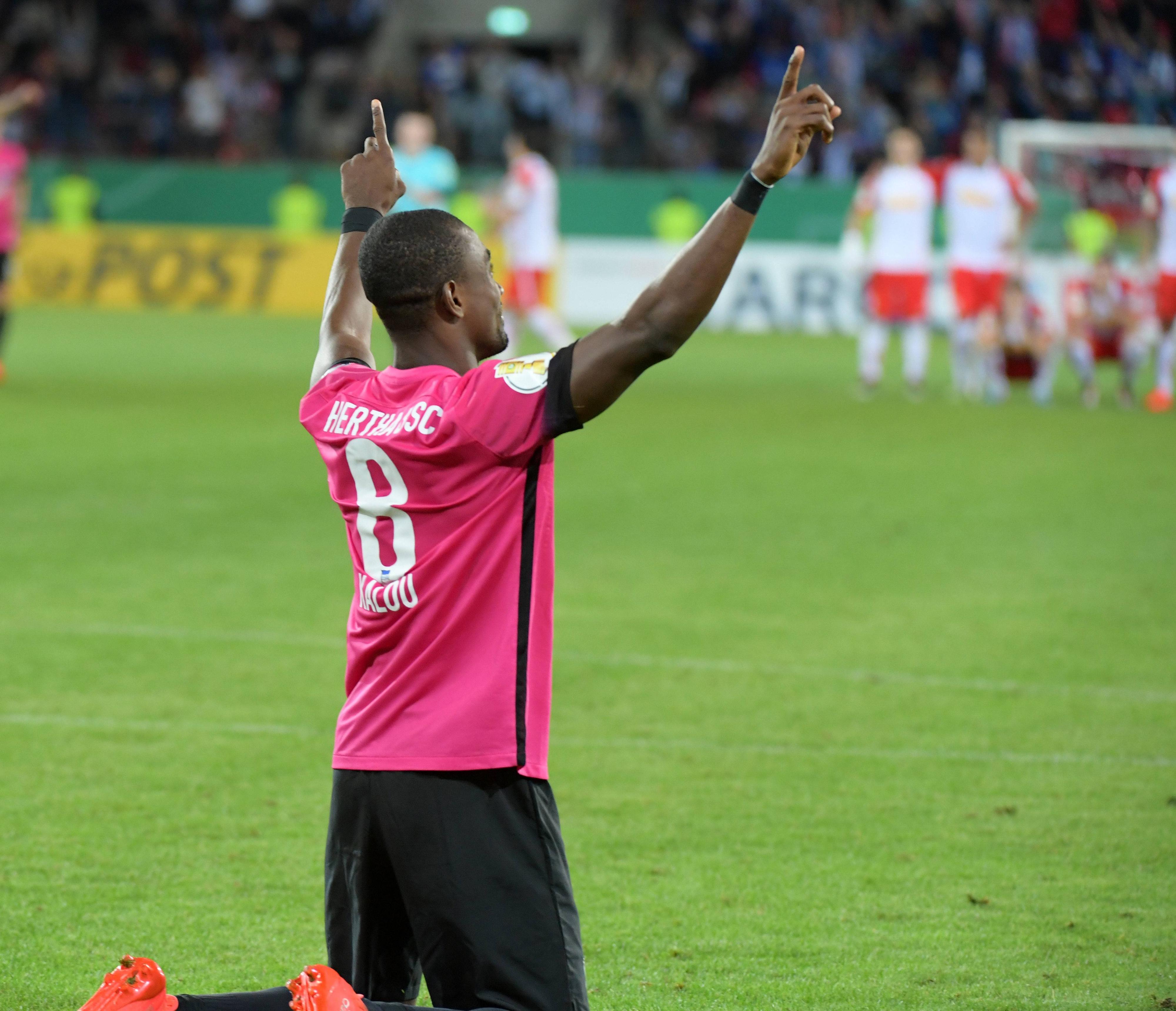 Salomon Kalou feiert sich. Er hat den letzten Elfer gegen Regensburg verwandelt.