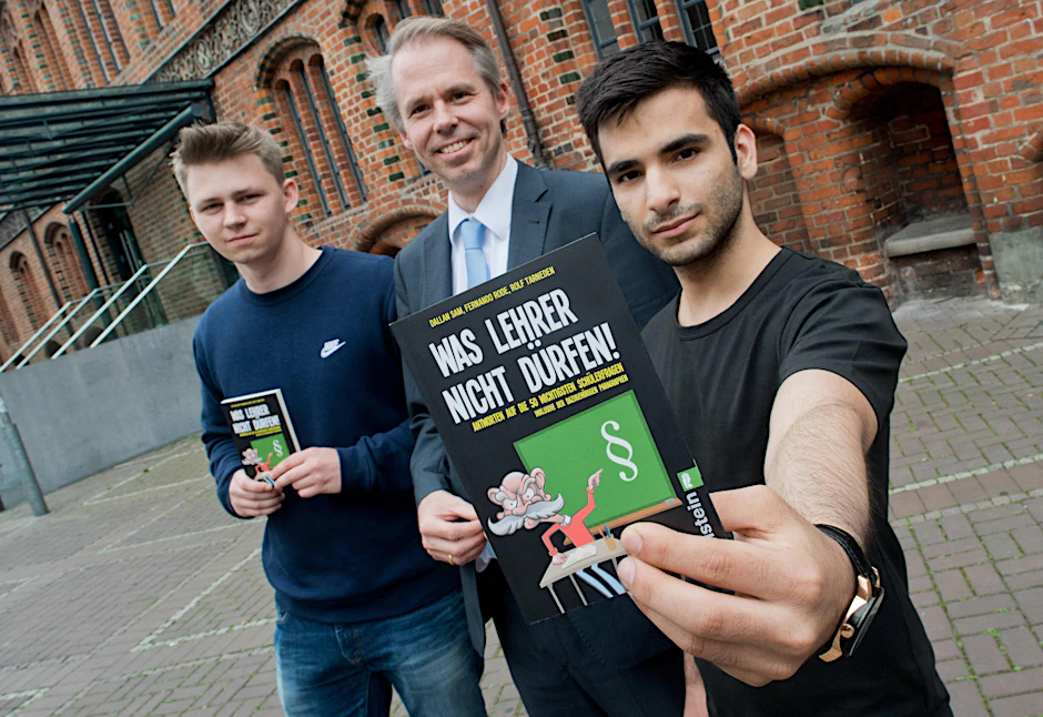 Fernando Rode(li.), Anwalt Rolf Tarneden und Dallan Sam geben Nachhilfe mit ihrem Buch „Was Lehrer nicht dürfen!“ (Ullstein, 9,99 Euro). 