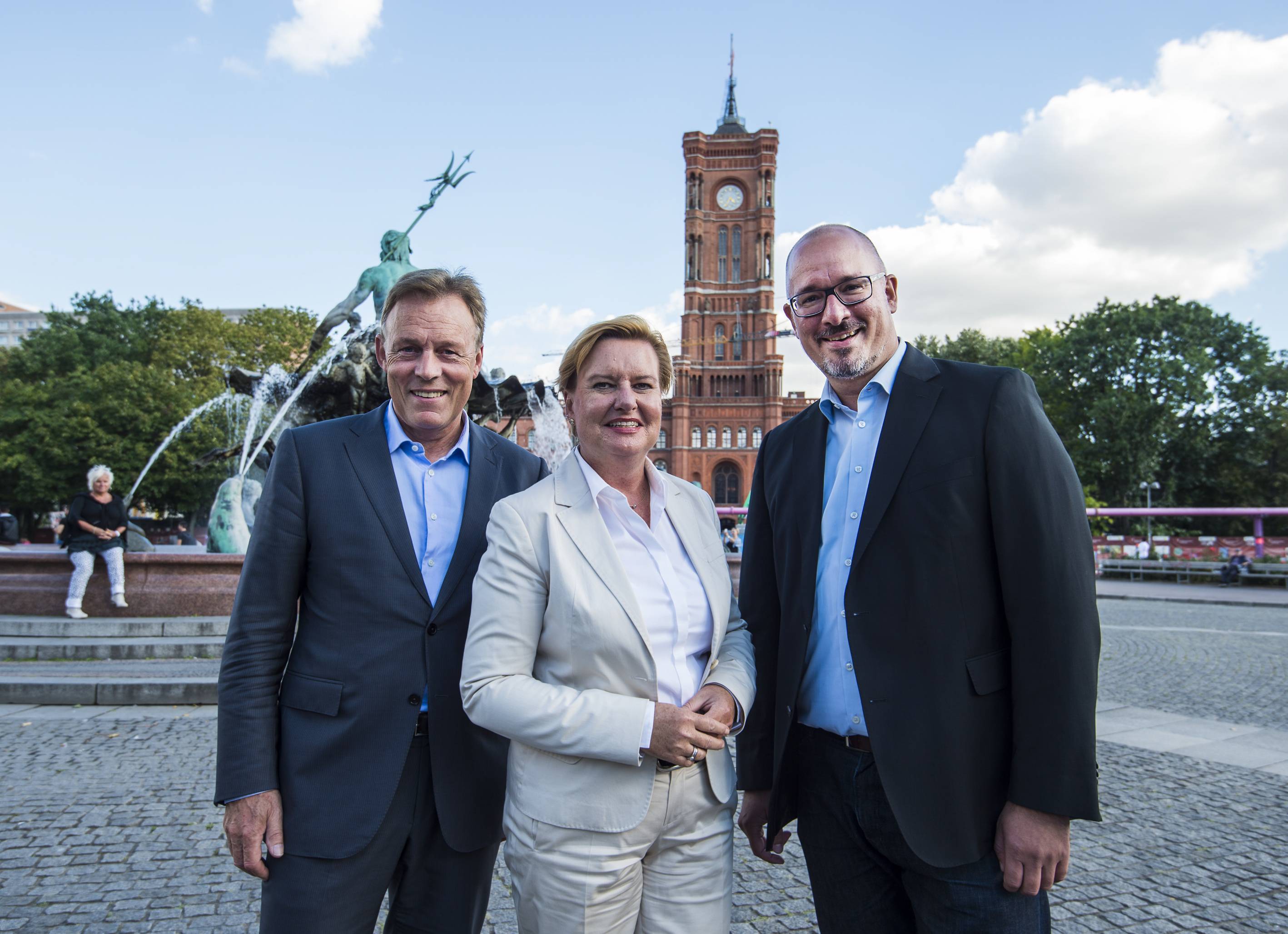 Jan Stöß (r.) führt seine Gäste, die Bundespolitiker  Thomas Oppermann (l.) und Eva Högl, durch den Kiez rund um  Neptunbrunnen, Rathaus und Alex.