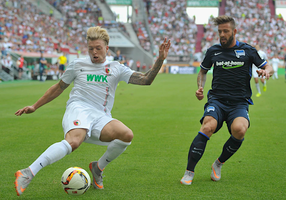 Alexander Esswein dribbelt hier noch im Augsburger Trikot gegen seinen neuen Teamkollegen Marvin Plattenhardt.