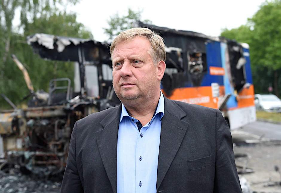 CDU-Politiker und Schausteller Thilo-Harry Wollenschlaeger steht vor seinem abgebrannten Wohnwagen. 