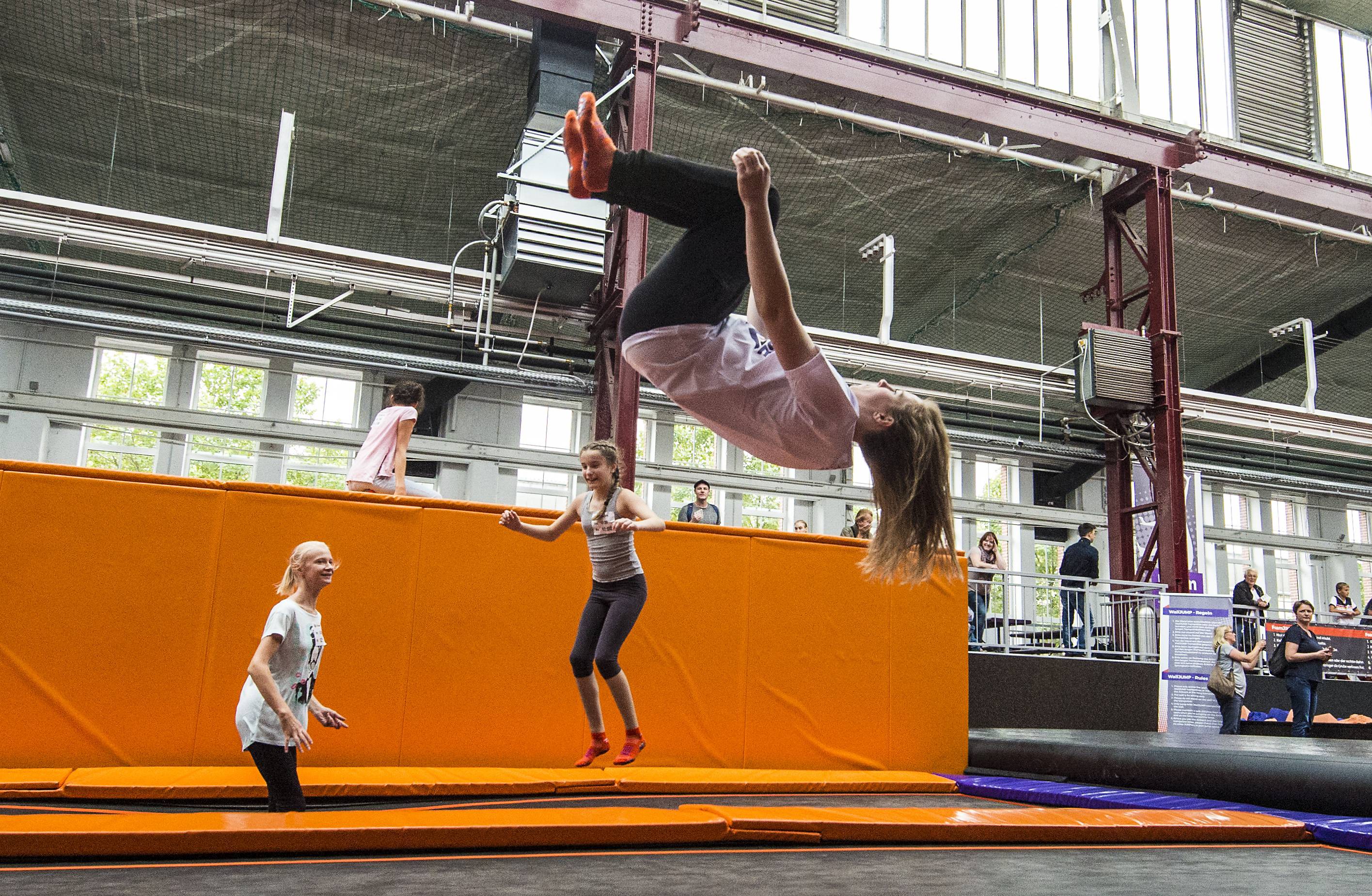 Celine (22), die hier arbeitet, beherrscht den Sprung-Salto schon perfekt.