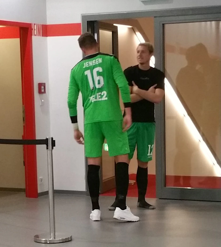 Unions Keeper Jakob Busk (rechts) plauscht mit Ex-Rivale David Jensen.