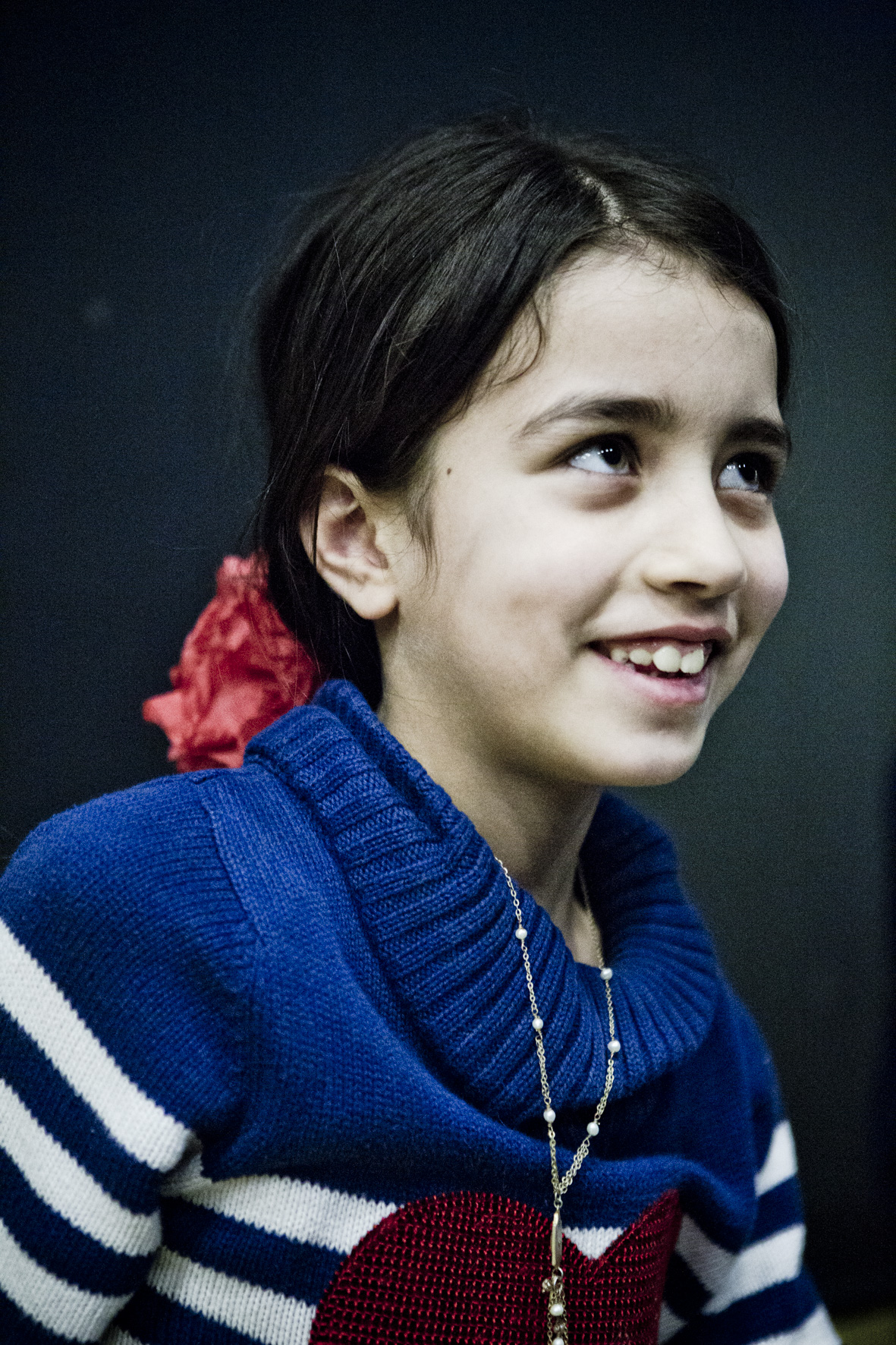 Elham floh mit ihren Eltern Kameran und Ghazal und ihren Brüdern Hamudi und Fayik aus Syrien. „Sie hat immer diese Traurigkeit in ihren Augen. Aber das macht es umso schöner und mich glücklicher, wenn sie lächelt“, sagt Sonnentag.