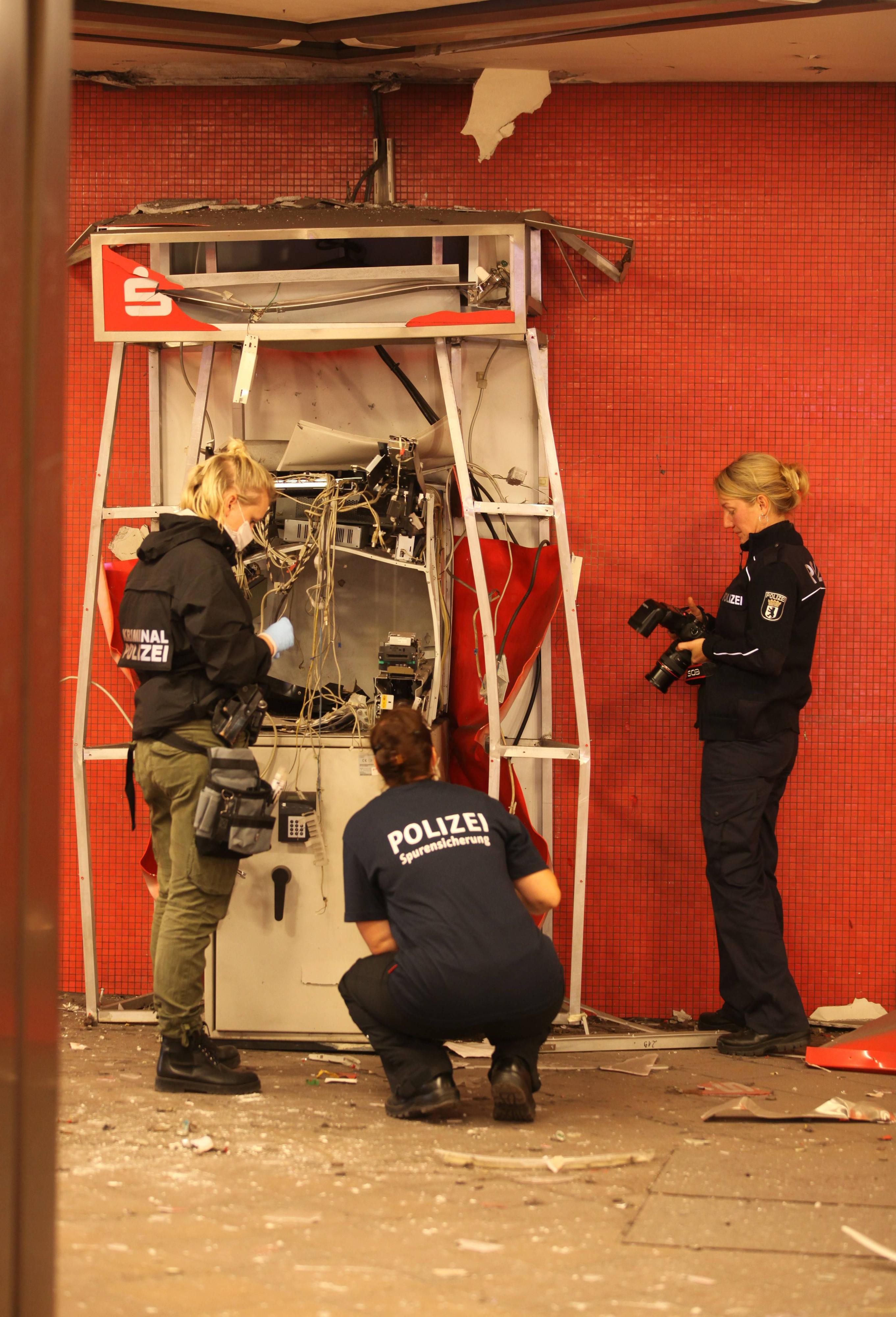 Die Kriminaltechnik sichert Spuren an dem Skelett des Sparkassen-Automaten. 