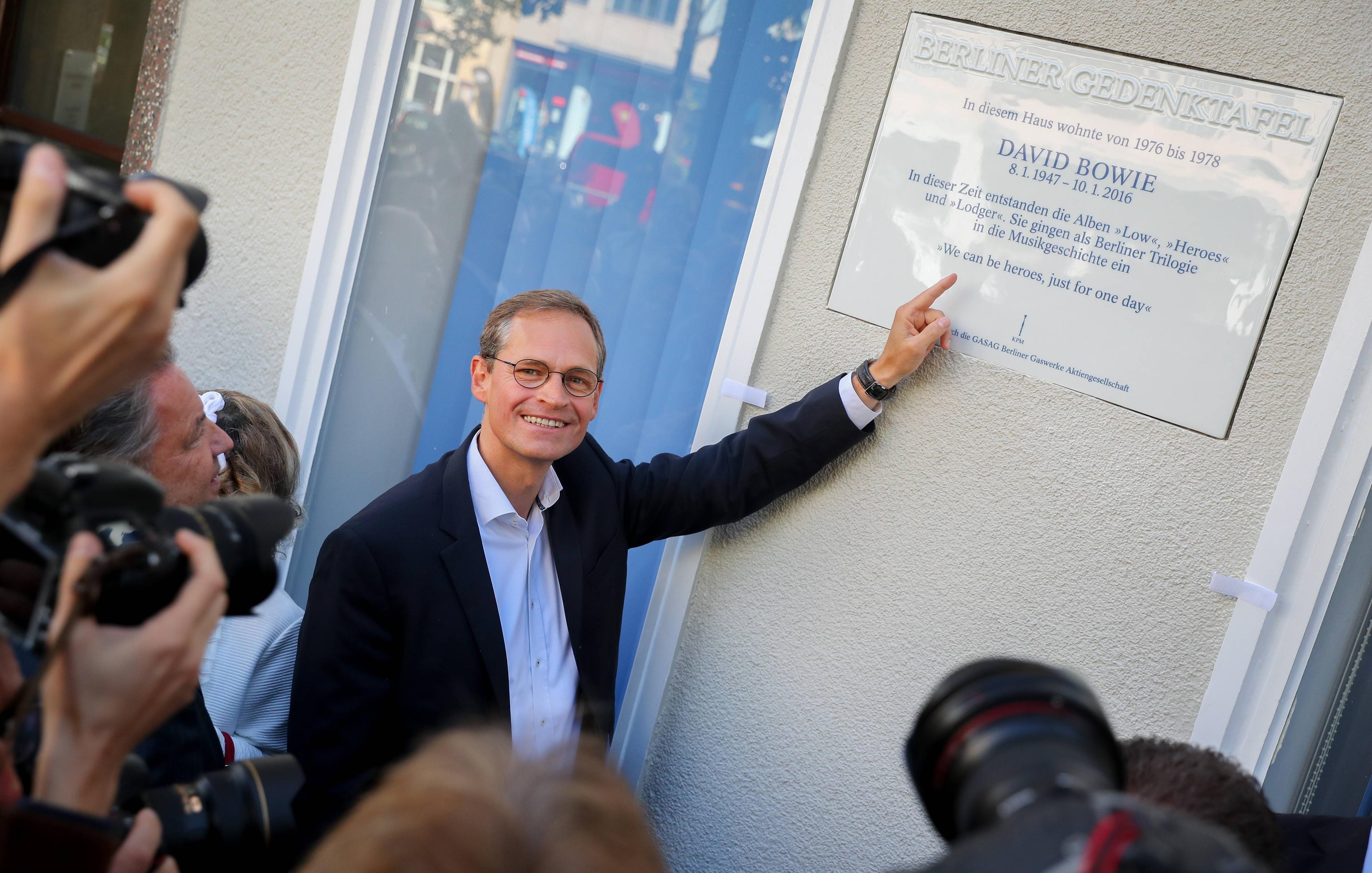 Berlins Regierender Bürgermeister Michael Müller enthüllte die Gedenktafel für David Bowie.