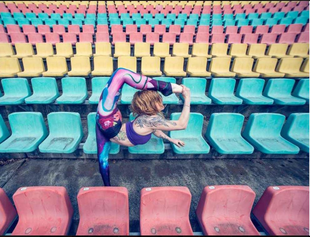 Training im Stadion: Diese Akrobatin zeigt wie es geht. 