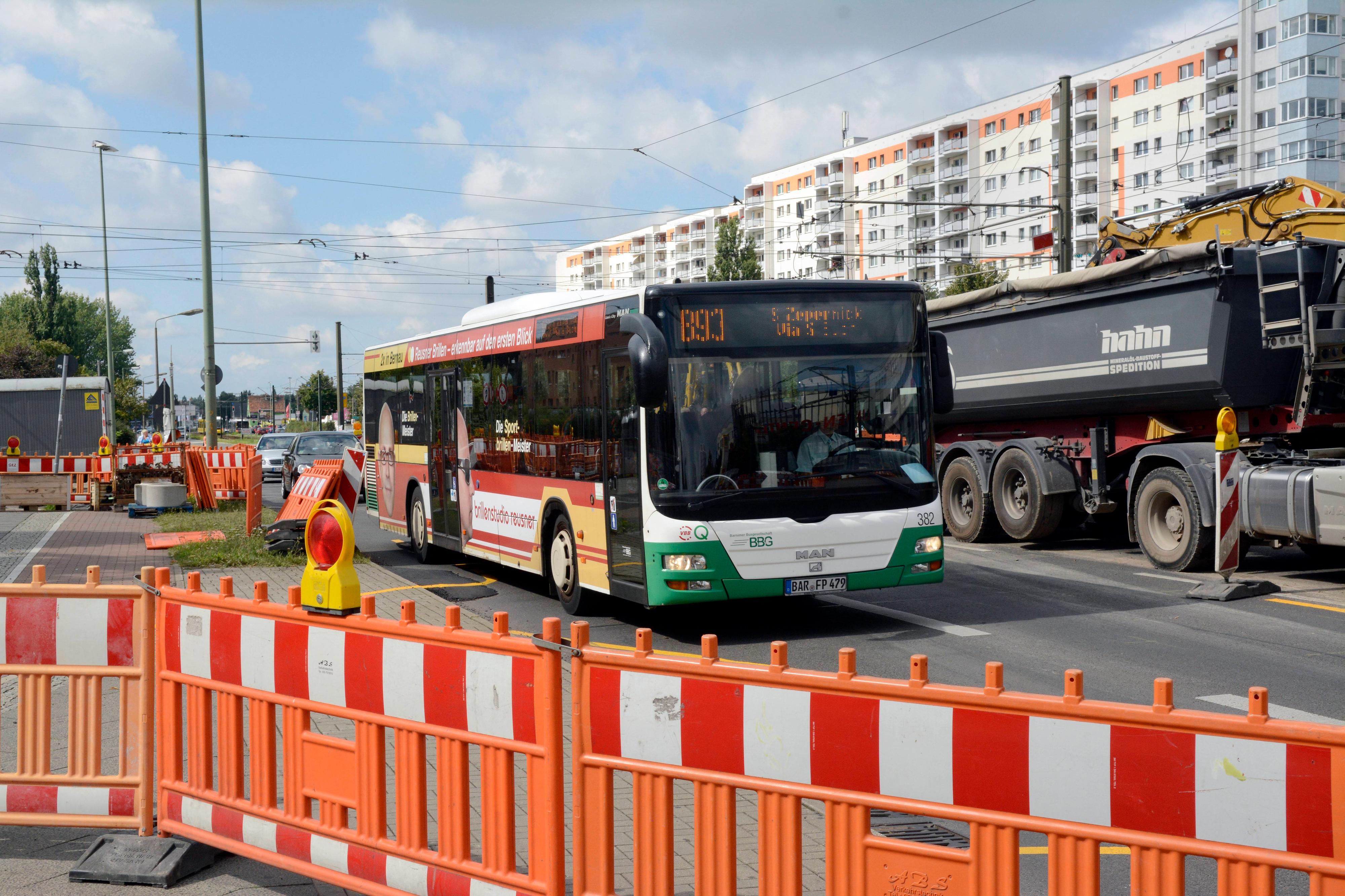 Die Fahrt durch Baustellen sorgt beim 893er oft für seine Verspätungen. Hier muss er sich am Prerower Platz über eine Baustellen-Kreuzung quälen. 