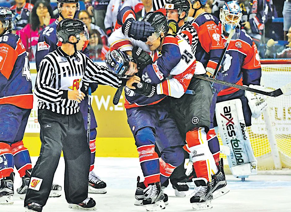 Eisbär Marcel Noebels war kaum zu bremsen. Neben starken Vorlagen scheute er auch diese Ringereinlage auf dem Eis mit Luleas Anton Hedman nicht.