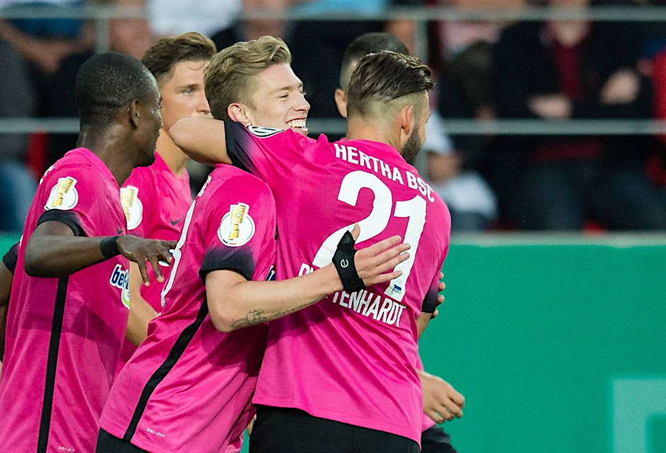 Mitchell Weiser in der Hertha-Traube nach seinem Tor zum 1:1. Rechts: Marvin Plattenhardt.