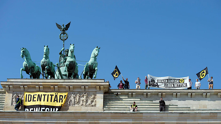 Aktivisten der "Identitären Bewegung" stehen neben der Quadriga auf dem Brandenburger Tor. 