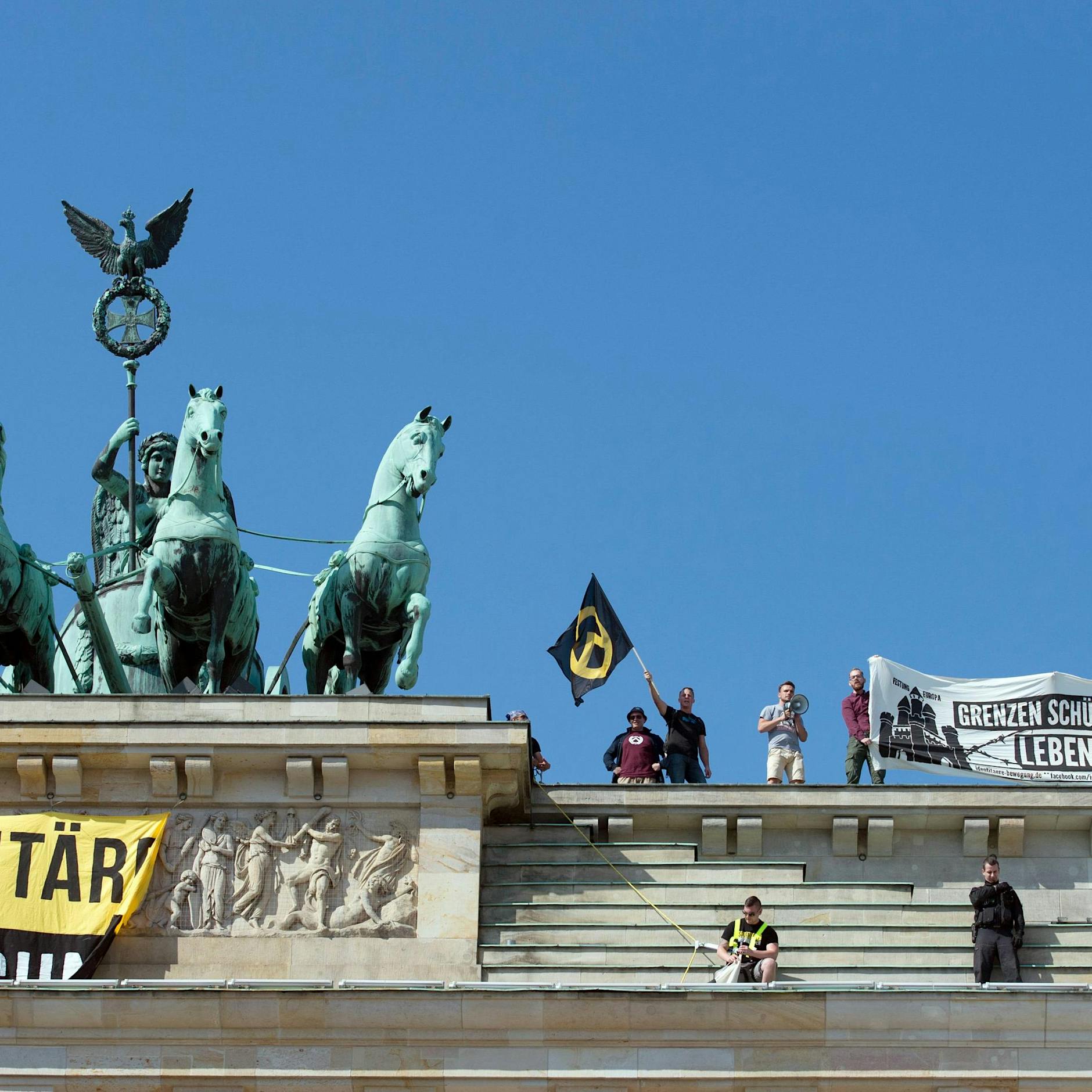 Der Nazi-Skandal: Vollpfosten schänden das Brandenburger Tor in Berlin-Mitte