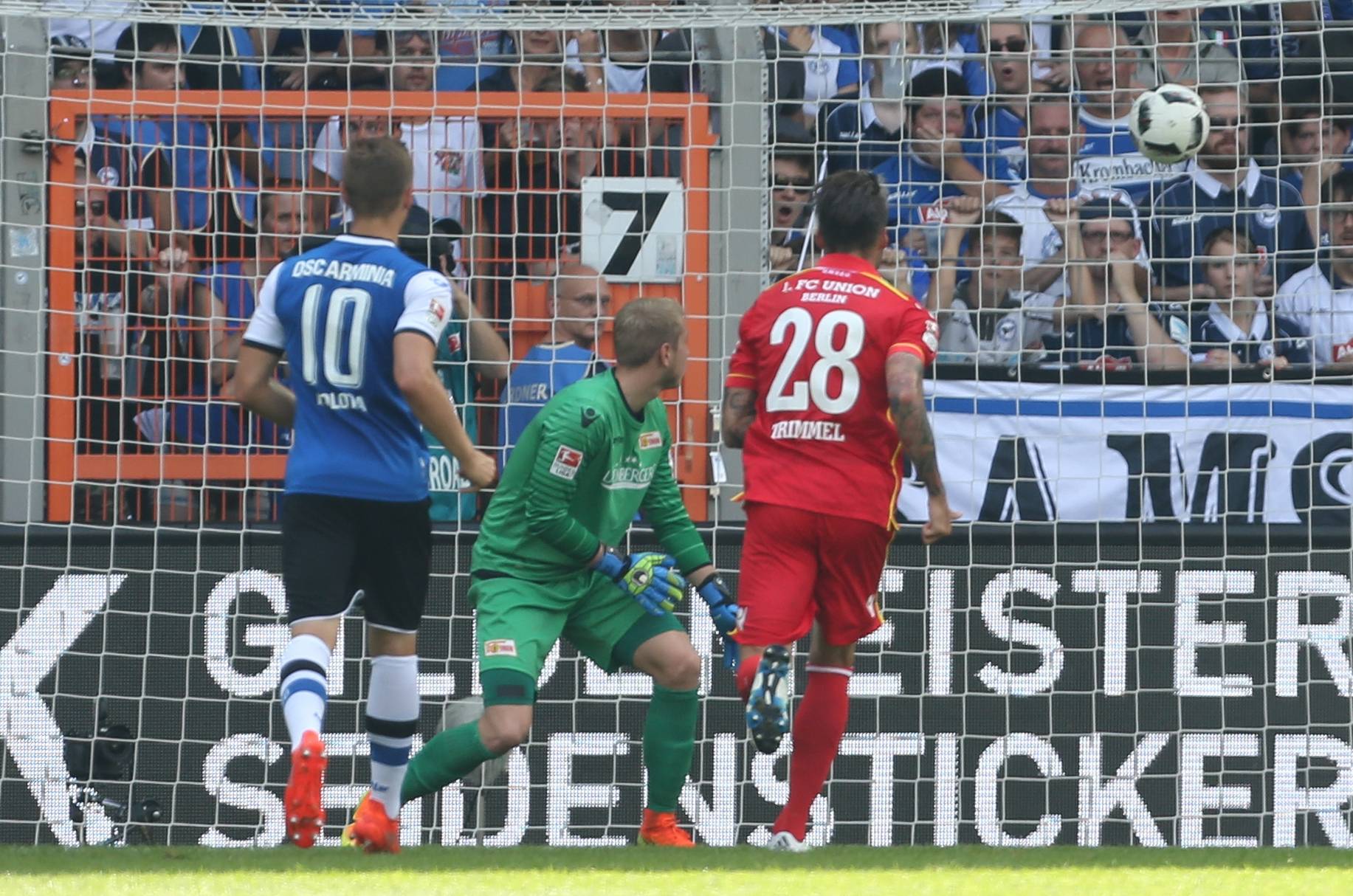 Unions Torwart Jakob Busk schaut dem Freistoß-Tor von Bielefelds Sebastian Schuppan (nicht im Bild) nur hinterher. Rechts: Unions Trimmel