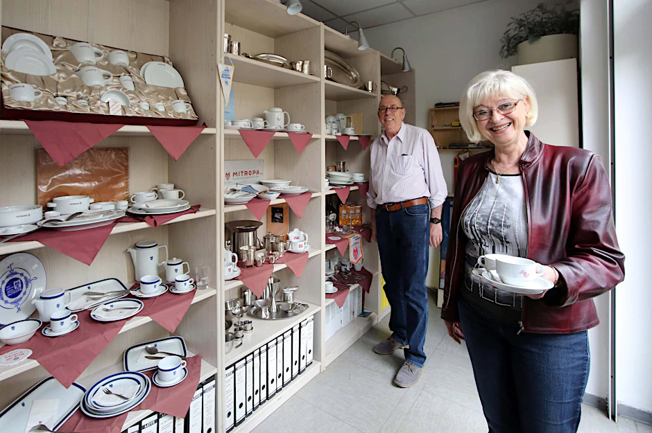 Mitropa-Ex-Koch Jürgen Zittwitz, Ex-Kellnerin Brigitte Becker und andere Mitglieder vom Verein „Freunde der Mitropa“ haben in Köpenick einen Ausstellungs-Laden mit Verkauf aufgemacht. Mitropa-Geschirr gibt’s ab 6 Euro.  