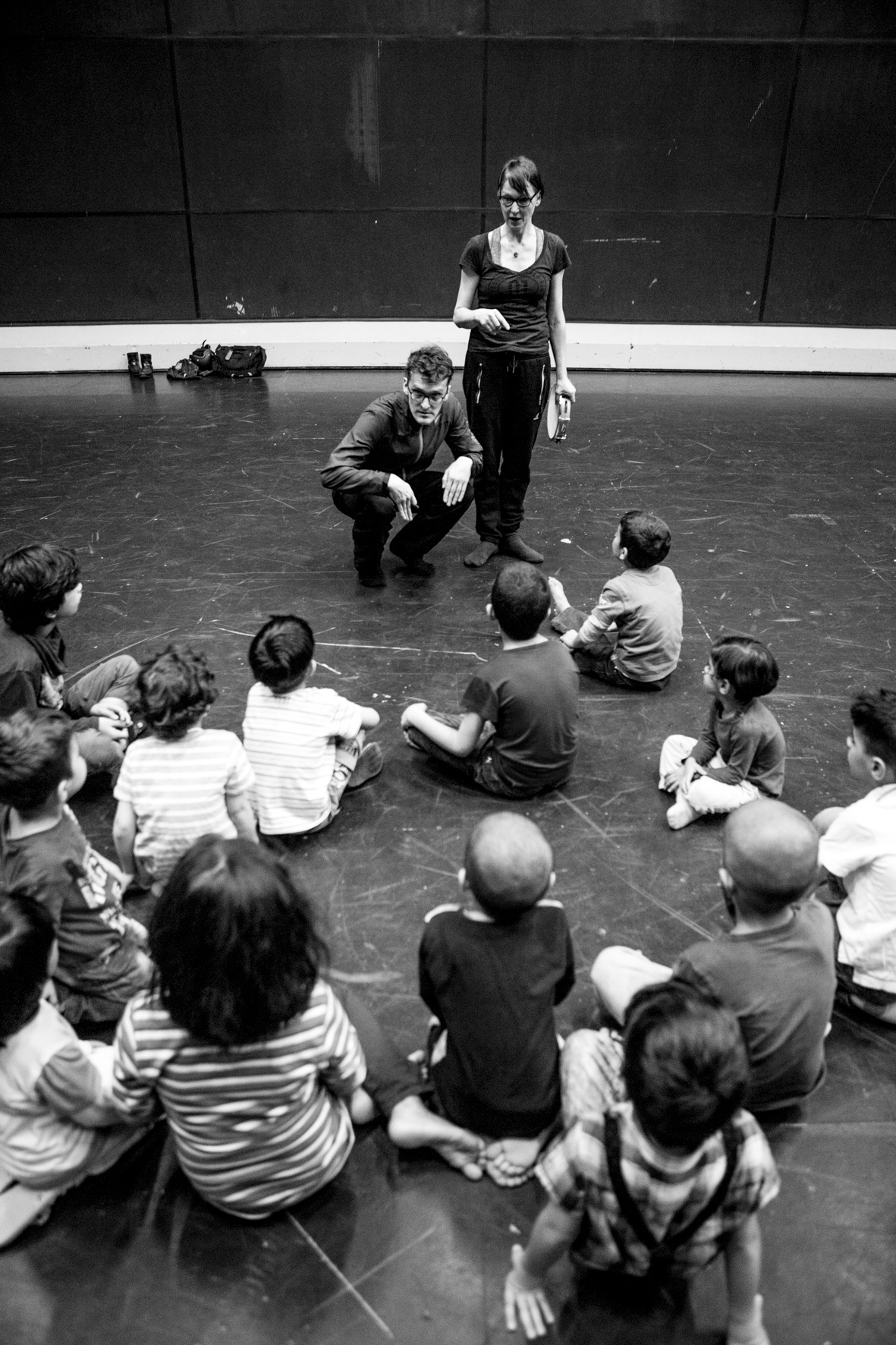 Das Berliner Staatsballett organisiert die Aktion „Tanz ist Klasse!“, gibt unter anderem Tanzkurse in Berliner Schulen – und seit einiger Zeit auch im ICC. Hier erklären die Tanzpädagogen Stefan und Bettina den Flüchtlingskindern die nächsten Schritte.