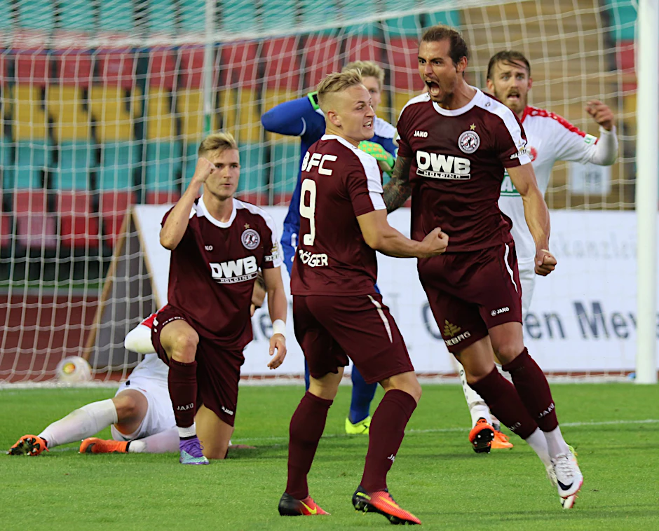 Endlich! Dennis Srbeny, Kai Pröger und Joshua da Silva feiern den Ausgleich zum 1:1 gegen den Berliner AK. 