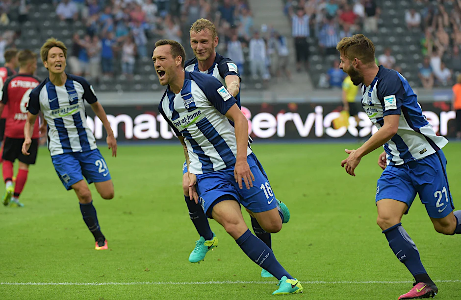 Wie geil ist das denn! Schieber wird beim Jubeln von Haraguchi, Lustenberger und Plattenhardt gejagt.