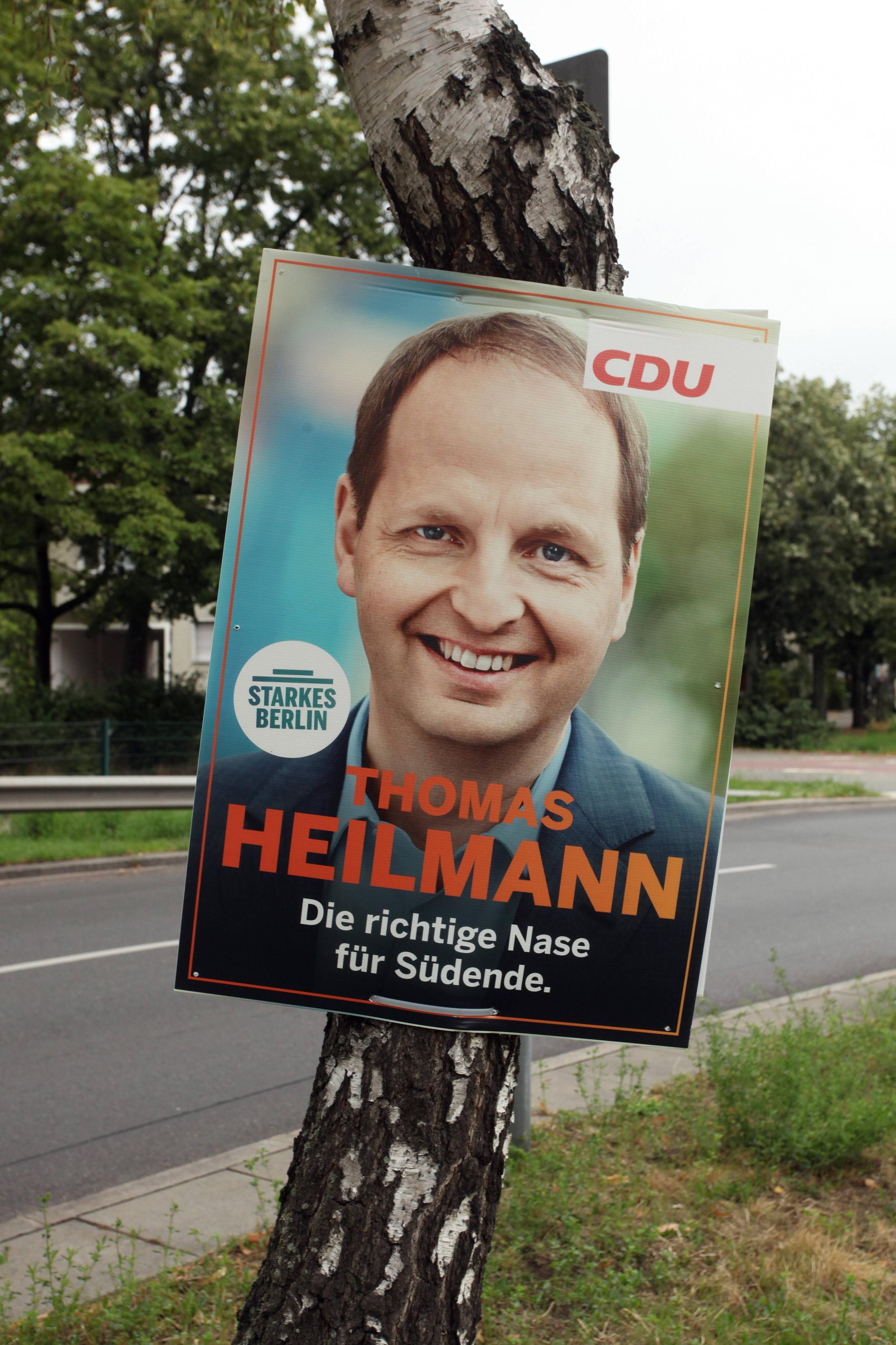 So ganz hat er sich dann doch nicht getraut: Von vorn wirkt die Nase des Wahlkämpfers Heilmann nur halb so mächtig, wie sie wirklich ist.