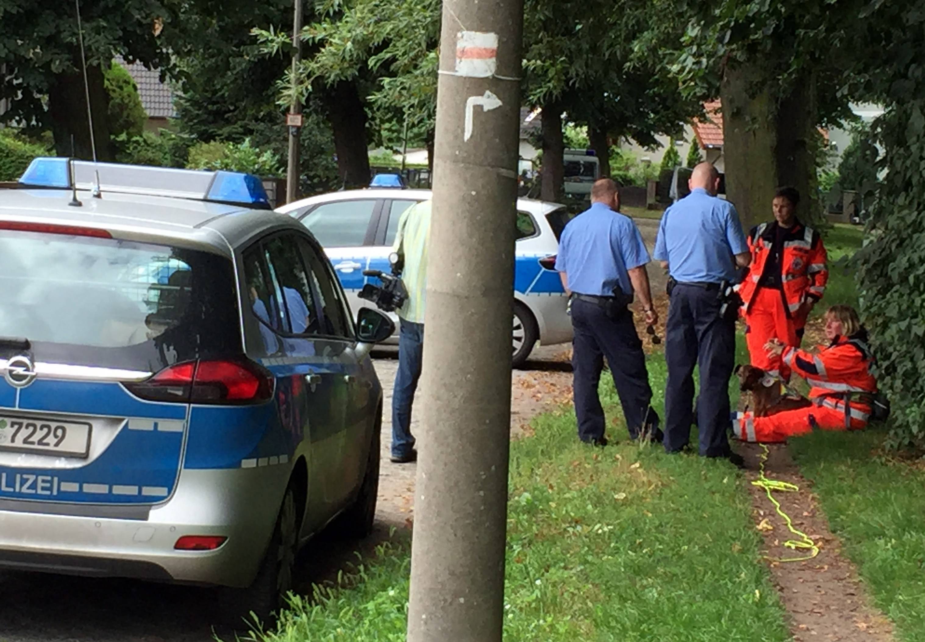 Die Polizei wurde von DRK-Rettern unterstützt – Spürhund „Spike“ suchte nach Spuren.