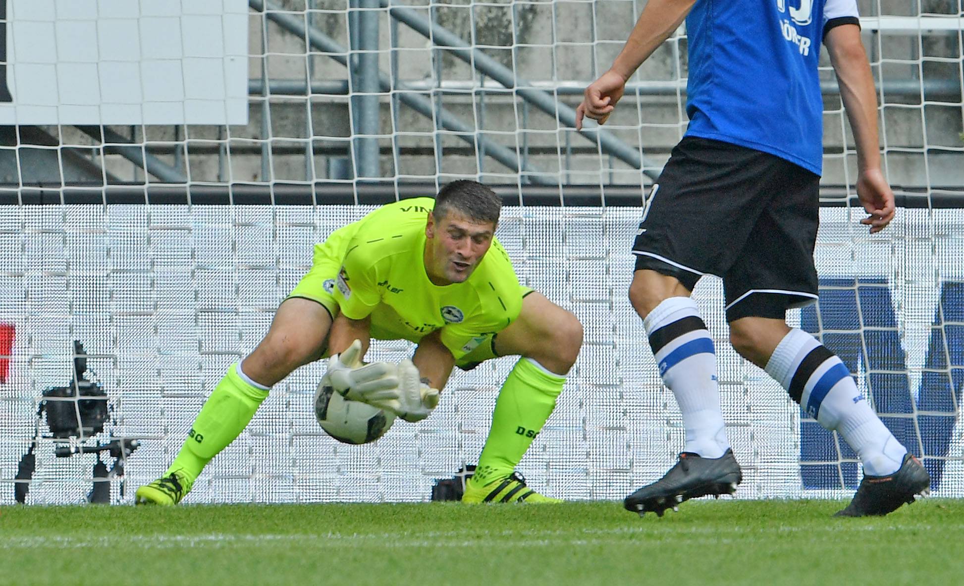 Ach, ja, wer den Schaden hat... Für diese Einlage von Bielefelds Keeper Wolfgang Hesl sagt Union ganz doll danke. Stephan Fürstner hatte abgezogen und die Kugel wollte Hesl fangen. Wollte!