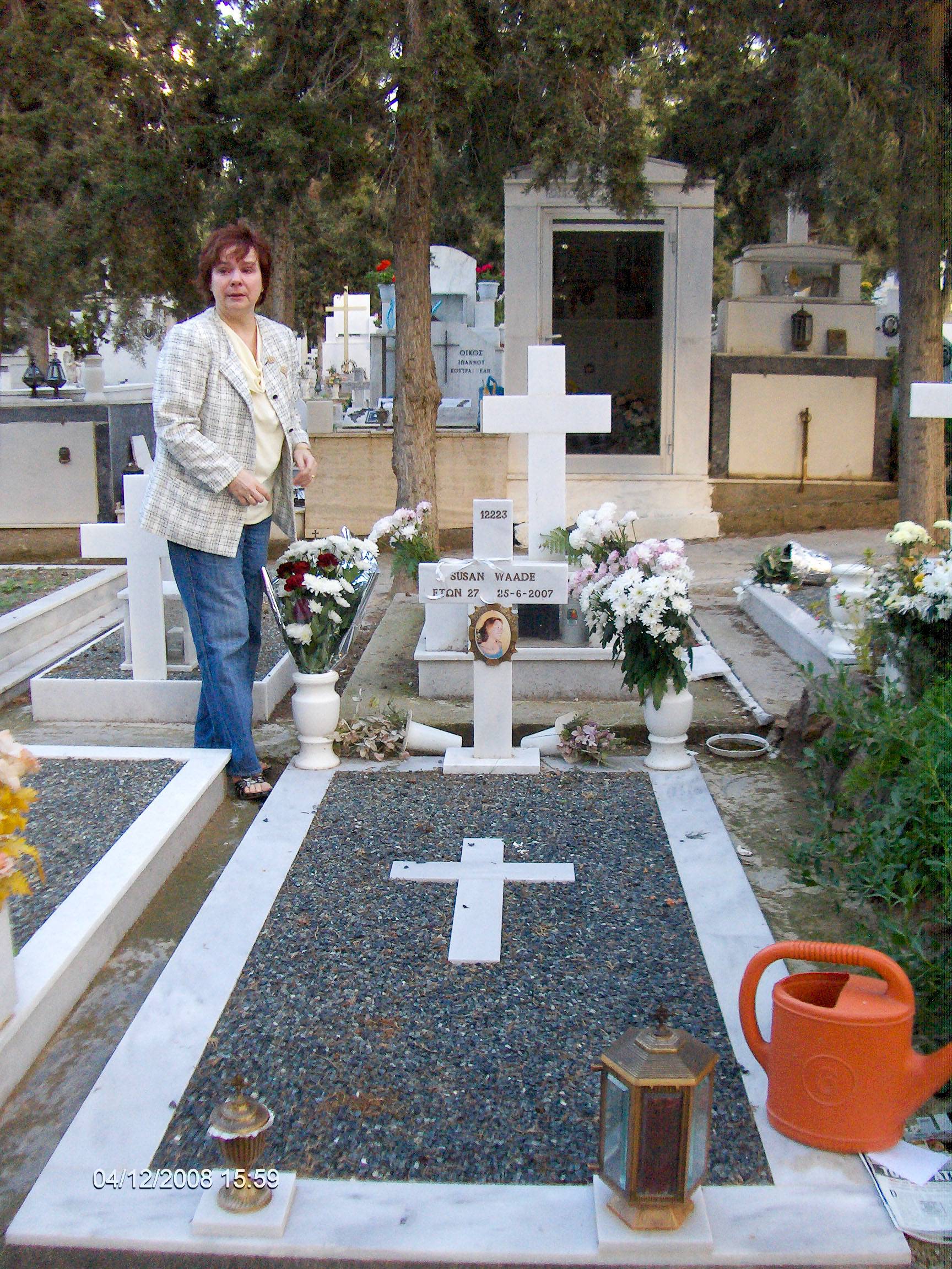 Marion Waade am Grab ihrer Tochter Susan in Athen. Die Behörden sperrten sich, die Leiche der jungen Frau nach Deutschland zu überführen.  