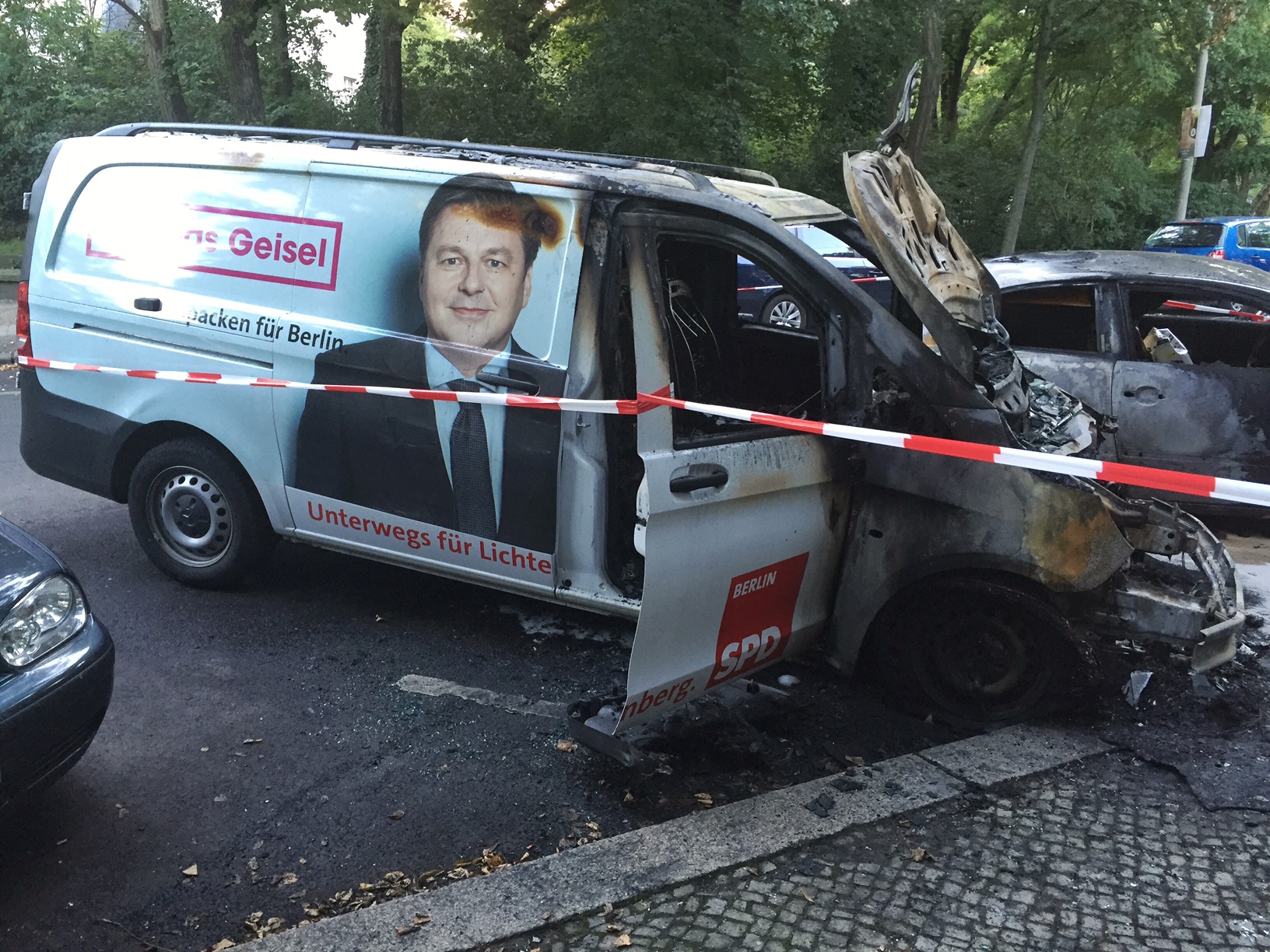 Auf der einen Seite des Busses wirbt die SPD mit Bausenator Andreas Geisel.
