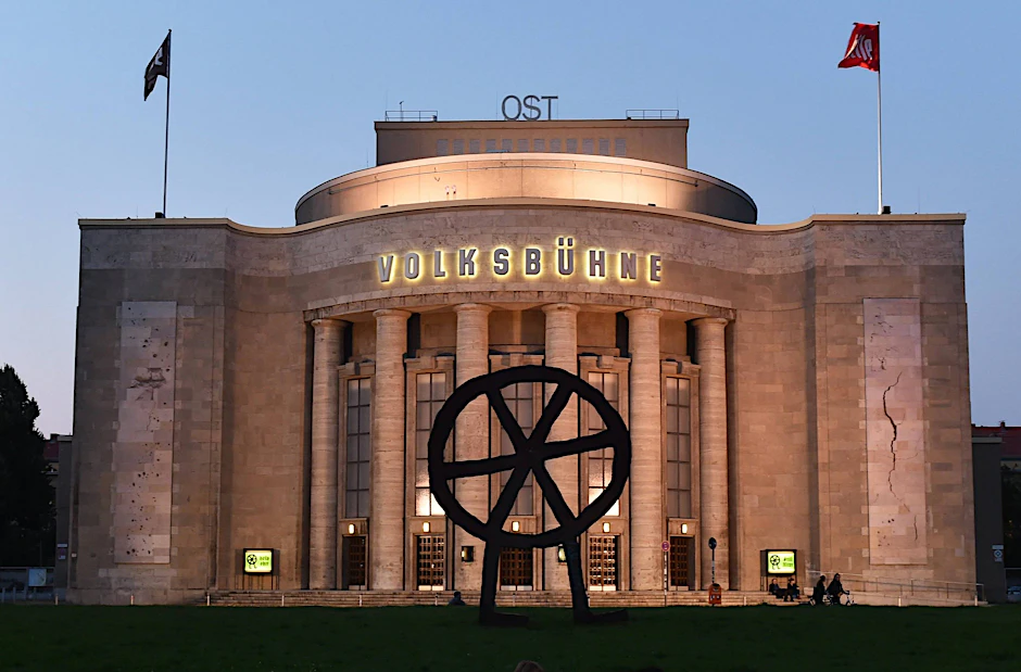 Die Volksbühne am Rosa-Luxemburg-Platz. 800 Zuschauer finden dort Platz.