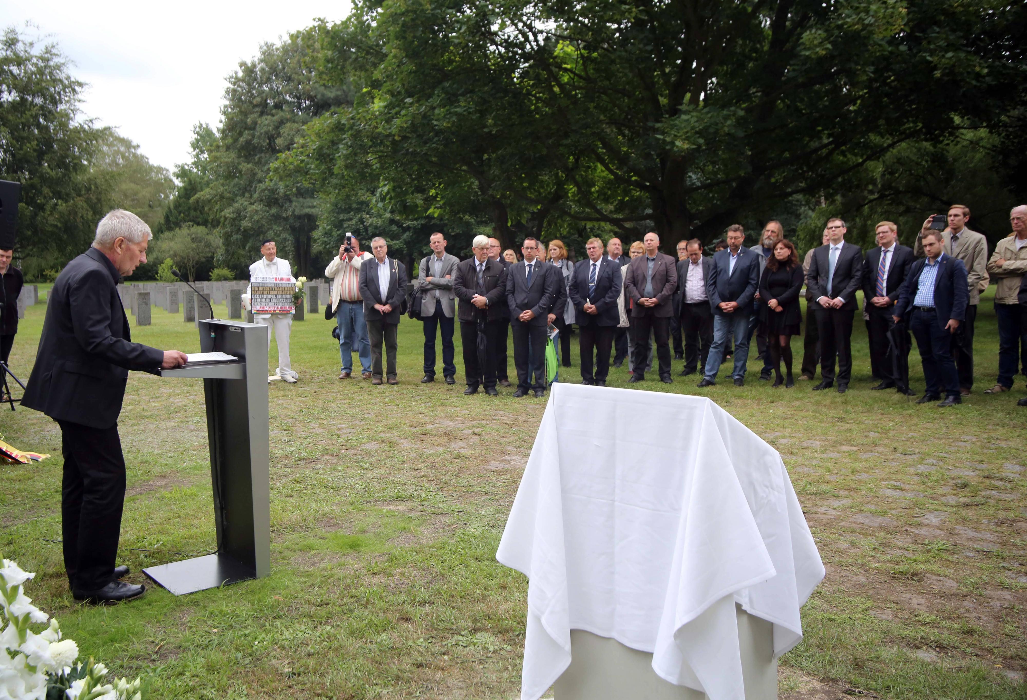 Roland Jahr erinnert in seiner Rede auch an die sechs Mauertoten, deren Verbleib ungewiss ist.