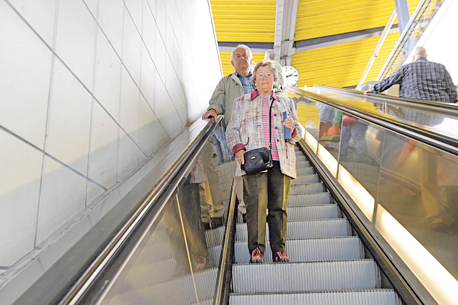 Barbara Hacke und ihr Lebensgefährte Horst Mögling wurden am U-Bahnhof Bundesplatz von Dieben bestohlen. Vorher hatten sie die Rolltreppe gestoppt.