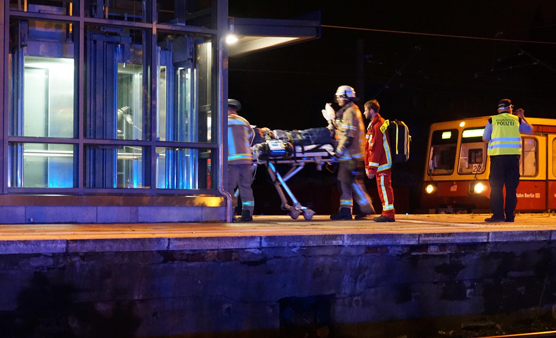 Der Verletzte wird abtransportiert. Er verstarb kurze Zeit später.