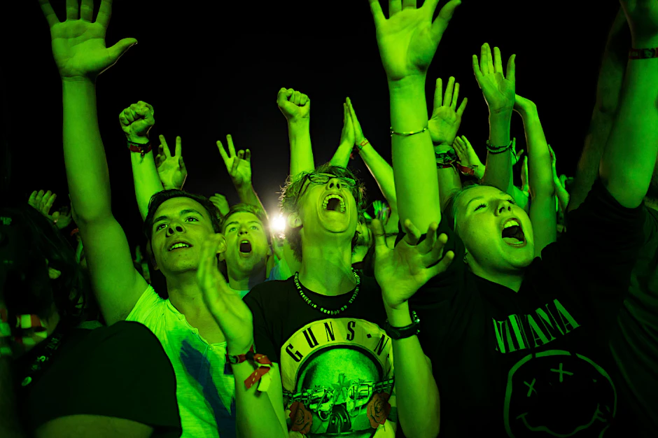 Besucher des Lollapalooza Festivals 2015 feiern den Auftritt der Band "Seeed" auf dem ehemaligen Flughafen Tempelhof.