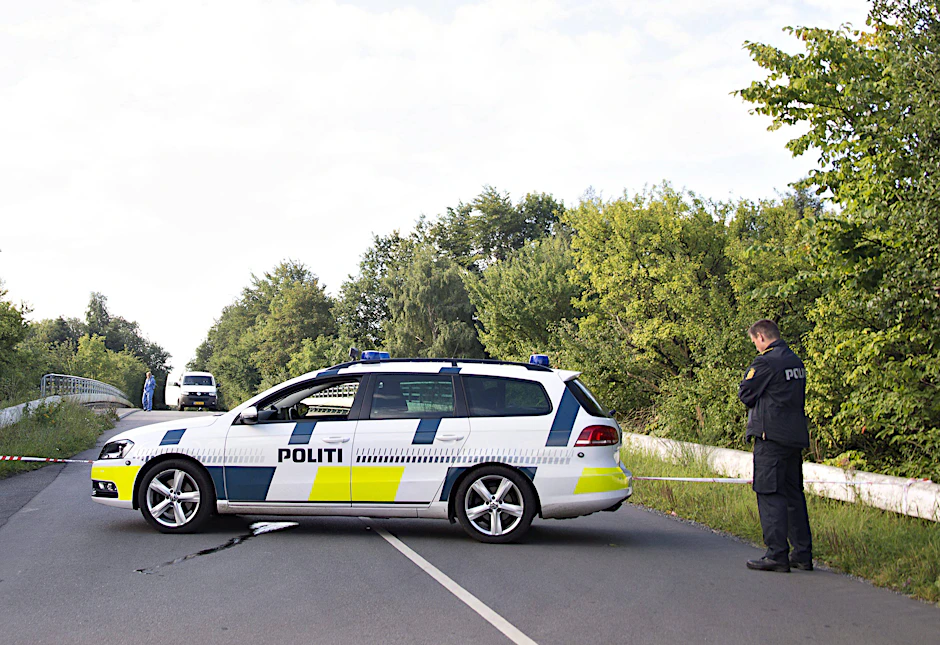 Ein Polizei-Auto sperrt die Brücke ab, Spuren werden gesammelt. 