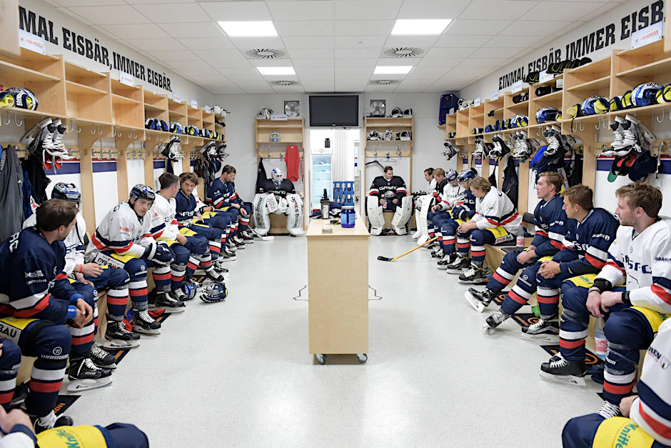 Die Eisbären sitzen in der Kabine auf ihren Plätzen und legen gleich mit dem ersten Training los. 350 Fans freuten sich auf ihre Stars. 