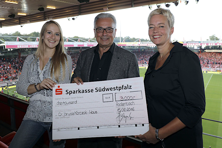 Harald Layenberger präsentiert den Scheck fürs „Projekt Aufwind“ mit Svenja Milde (l.) und Katrin Wilcken.  