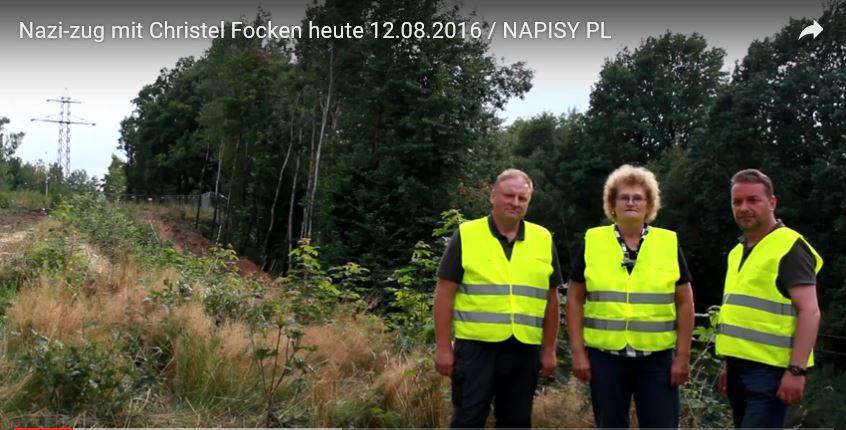 Piotr Koper und Andreas Richter (re.) stehen mit ihrer Sprecherin Christel Focken am Grabungsort. 
