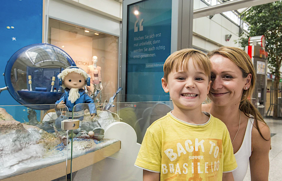 Verkäuferin Jennifer (31) und Sohn Manilo (5) freuen sich über Sandmännchens Besuch.