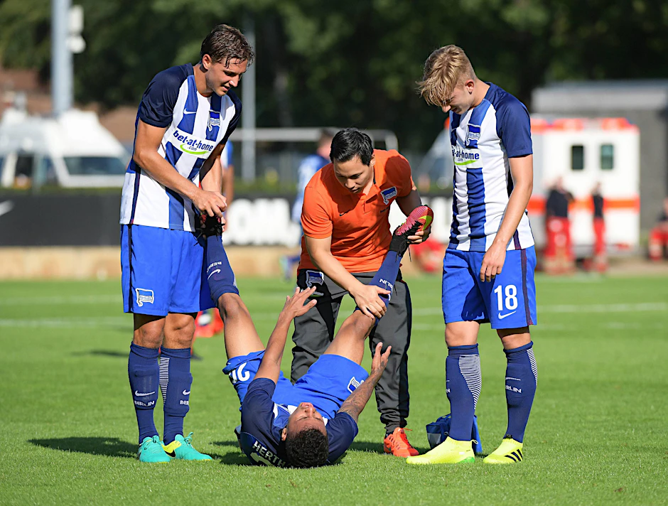 Niklas Stark (21) und ein Hertha-Betreuer helfen Allan bei den Krämpfen. 